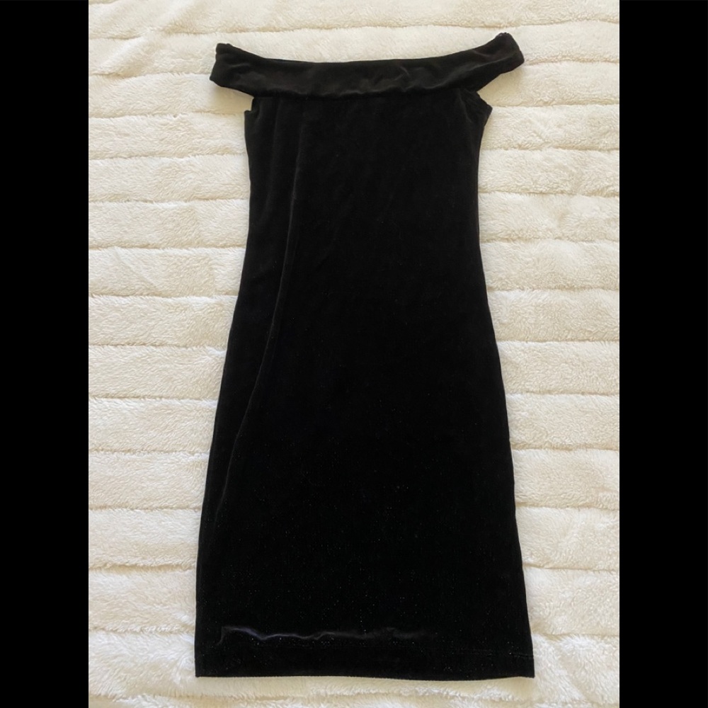 Black Off Shoulder Velvet Bodycon Dress